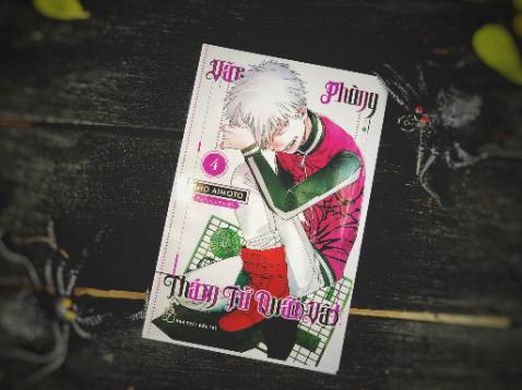 Shiki Tademaru chính là nhân vật trên bìa 
Câu chuyện về gia đình của cậu ấy ẩn chứa những bí ẩn kinh hoàng ra sao, mời các bạn đọc "Văn Phòng Thám Tử Quái" tập 4