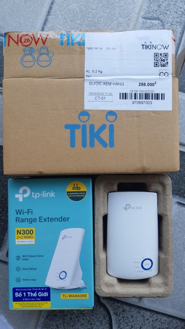 - Tiki giao hàng nhanh, đúng thời gian dịch vụ Tiki Now 2h, đóng gói cẩn thận.
- Sản phẩm đúng mẫu, kết nối bình thường nhưng chất lượng kém.
   + Tại cùng vị trí tôi đo bằng 2 app speedtest, tốc độ truyền dữ liệu từ Modem chính lại lớn hơn nhiều (20-25 Mbps) so với tốc độ truyền kết nối từ bộ kích sóng tp-link (3-4 Mbps), tại vị trí 3 đèn led wifi, đường truyền bị giảm rất nhiều khi đi qua thiêt bị kích sóng.
   + Tại vị trí 5 đèn led wifi kết quả cũng tương tự.
   + Tôi đã cài đặt bằng nhiều cách : qua nút bấm WPS trên modem, app Tether, IP http://*** kết quả vẫn như vậy.
    + Tôi đang sử dụng nhà mạng viettel, đã thử test nhà mạng khác FPT vẫn vậy.
- Không hiểu sao lại có nhiều nhận xét tốt về sản phẩm, có lẻ sản phẩm tôi nhận bị lỗi nên đề nghị Tiki cho tôi đổi mẫu khác.Thanks!