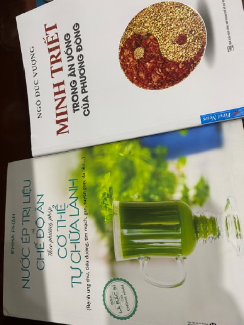 M là người nghiên cứu vè dinh dưỡng chữa lành ko theo pp của tác giả, m mua về để học hỏi kiến thức nhiều nguồn. Nhưng đây là trải nghiệm mua sắm tệ hại nhất từ trc tới nay của m với tiki. Nội dung cuốn sách m chưa đọc nhưng trời ơi, ai đó xịt hay đổ 1 đống mùi nước hoa nước hương j đó lên cuốn sách trước khi đóng gói. Thứ mùi công nghiệp này làm cả nhà m đau đầu. M ko dám cầm nó lên và sờ nữa. M đã lấy khăn ướt lau mấy lượt bìa sách vẫn k hết!