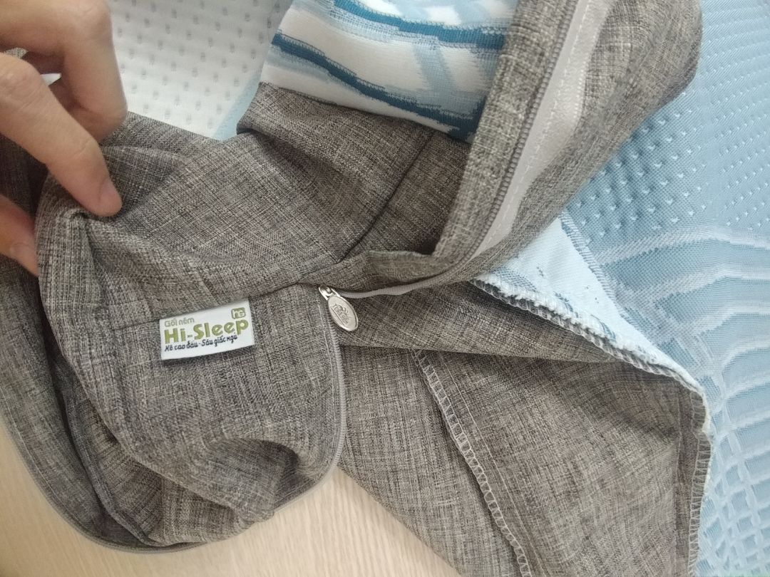 Mình không biết ruột gối có bền không nhưng nhìn vỏ gối là thấy xịn rồi. Chất vải tốt không xù lông mag đường may chắc chắn, khóa kéo cũng không lỗi