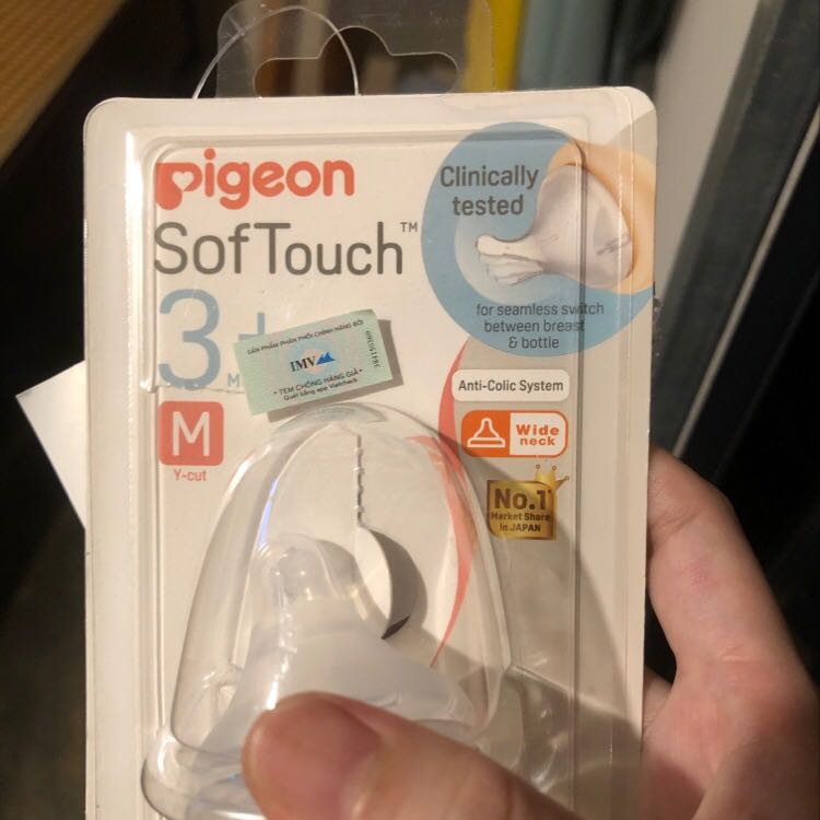 Núm size M này cứng hơn núm size SS tí. Bé mình hơn 3 tháng mẹ mới nhớ thay núm cho con. Đợt này mua có đc tặng thêm bịch rửa bình nhỏ nhỏ xinh xinh nữa.