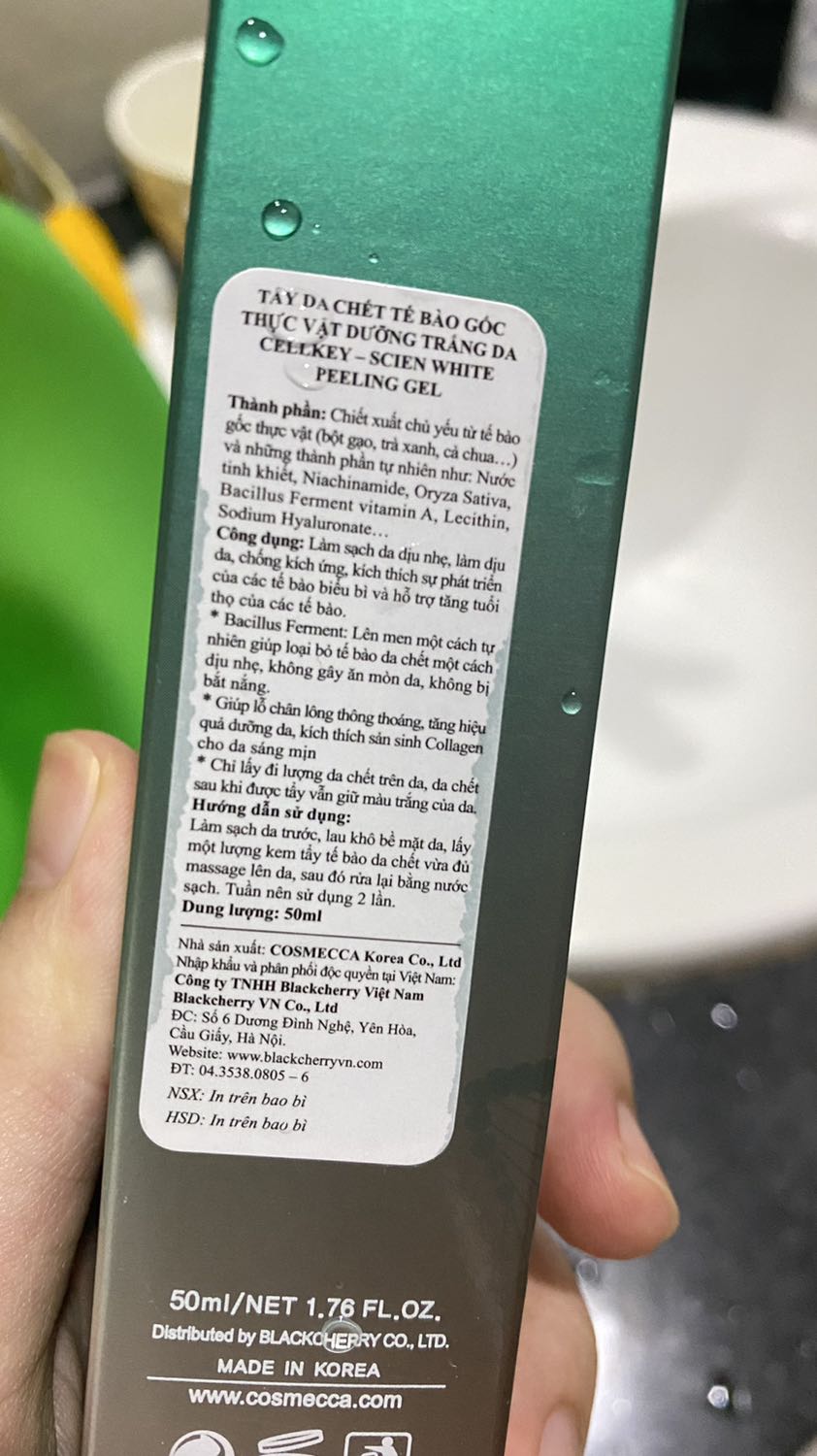 Tẩy da chết này dùng bao phê luôn nha mng. Ko hề cảm giác khô da như những loại tẩy da chết hoá học, da chết bong ra nhẹ nhàng sau khi tẩy vẫn thấy da mềm mịn chứ ko khô rít hay bị căng da đâu. Đáng đồng tiền nha lại còn được tặng quà là 2 sp mini dưỡng da kia nữa chứ xịn thật mình sẽ giới thiệu cho bạn bè dùng sp này