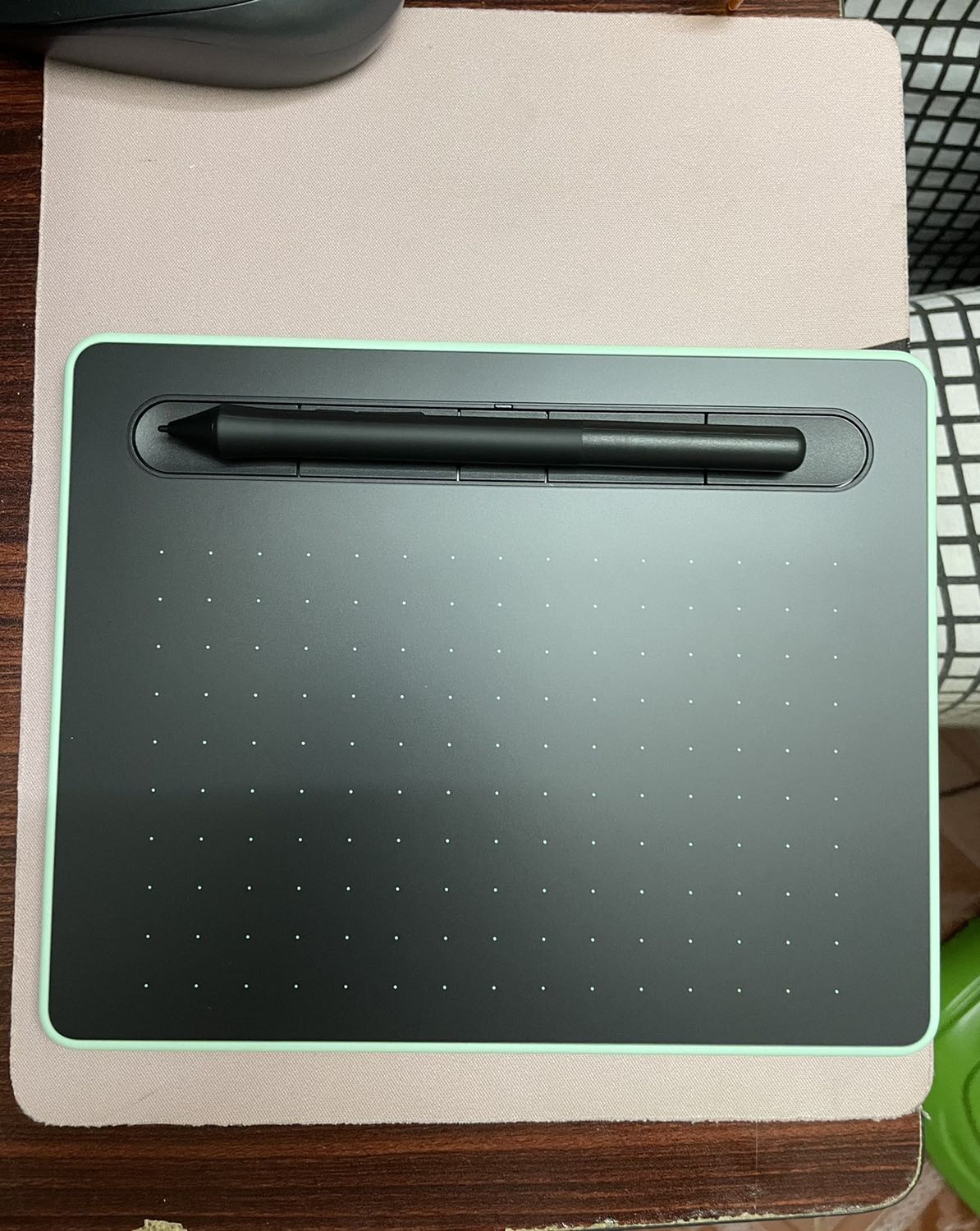 Dùng thích hơn chuột nhiều, nhưng có điều, mình tưởng tặng bộ phần mềm là vĩnh viễn cơ, nhưng hoá ra là 2/3 phần mềm mình tải là 90 ngày trial thôi, hơi hụt hẫn chỗ đó. 
Còn về mặt dịch vụ cskh thì rất nhiệt tình hỗ trợ. Nên mình cũng cho 5 sao, hi.