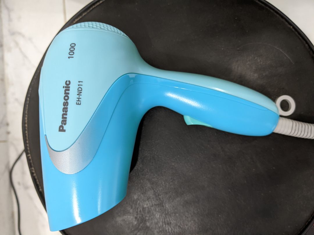 Giao hàng chậm hơn dự kiến 1 ngày, nhưng tiki có thông báo chi tiết về thời gian chậm trễ, hài lòng với tiki về điểm này.

Hàng được đóng gói cẩn thận. Máy sấy nhỏ gọn; do công suất 1000W nên lực sấy không quá mạnh nhé.  Nhưng với tầm giá này thì sản phẩm như vầy là ổn lắm rồi.