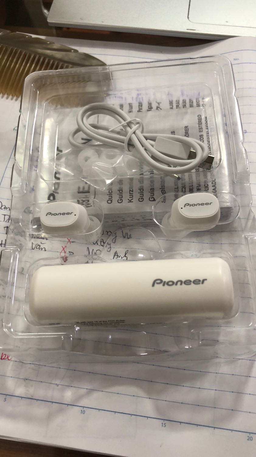 Giao hàng rất nhanh, có 1 tiếng rưỡi. Hàng nguyên đai, nguyên kiện, sạch sẽ. Chất âm thì k phải là người chuyên nghiệp nên k dám bàn tới. Có gì thì sẽ update sau