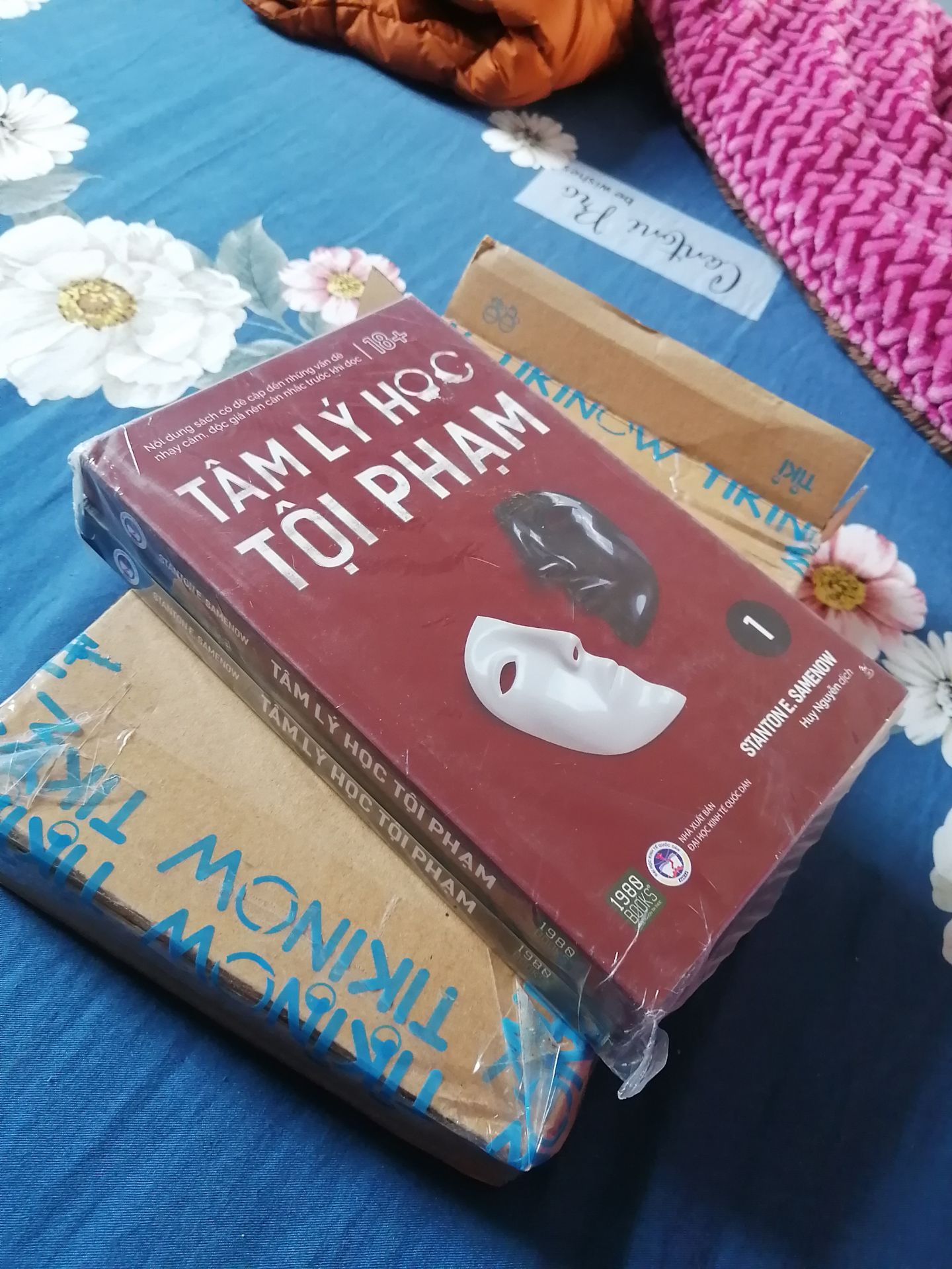 Mình luôn ưng dịch vụ vận chuyển của Tiki nhất vì lúc nào cũng đúng hẹn. Tuy nhiên khi mở hàng thì có hơi thất vọng chút vì phần gáy sách đã bị móp mặc dù đã được bọc thêm 1 lớp giấy bóng cẩn thận bên trong rồi.
Về nội dung: 2 tập sách là sự phân tích tỉ mỉ của Tiến sĩ Samenow về những chuyển biến tâm lý có thể để hình thành nên 1 kẻ tội phạm. Tác giả đi sâu vào phân tích và mổ xẻ theo chiều dọc của vấn đề, đưa đến những phân tích kỹ nhất những biểu hiện rõ rệt của những kẻ tội phạm. Qua 2 tập sách, người đọc sẽ có được những cái nhìn sâu sắc về chân dung những kẻ tội phạm không kể hình dáng, tuổi tác hay vị trí địa lý.
Vì tác giả phân tích theo chiều dọc nên chi tiết về các vụ phạm tội có thể không được tả kĩ, các bạn có thể tìm đọc thêm cuốn "Tâm lý học tội phạm - Phác thảo chân dung kẻ phạm tội" để thỏa mãn những câu chuyện tội phạm được kể theo chiều ngang, từ đó sẽ có những cái nhìn toàn cảnh hơn.