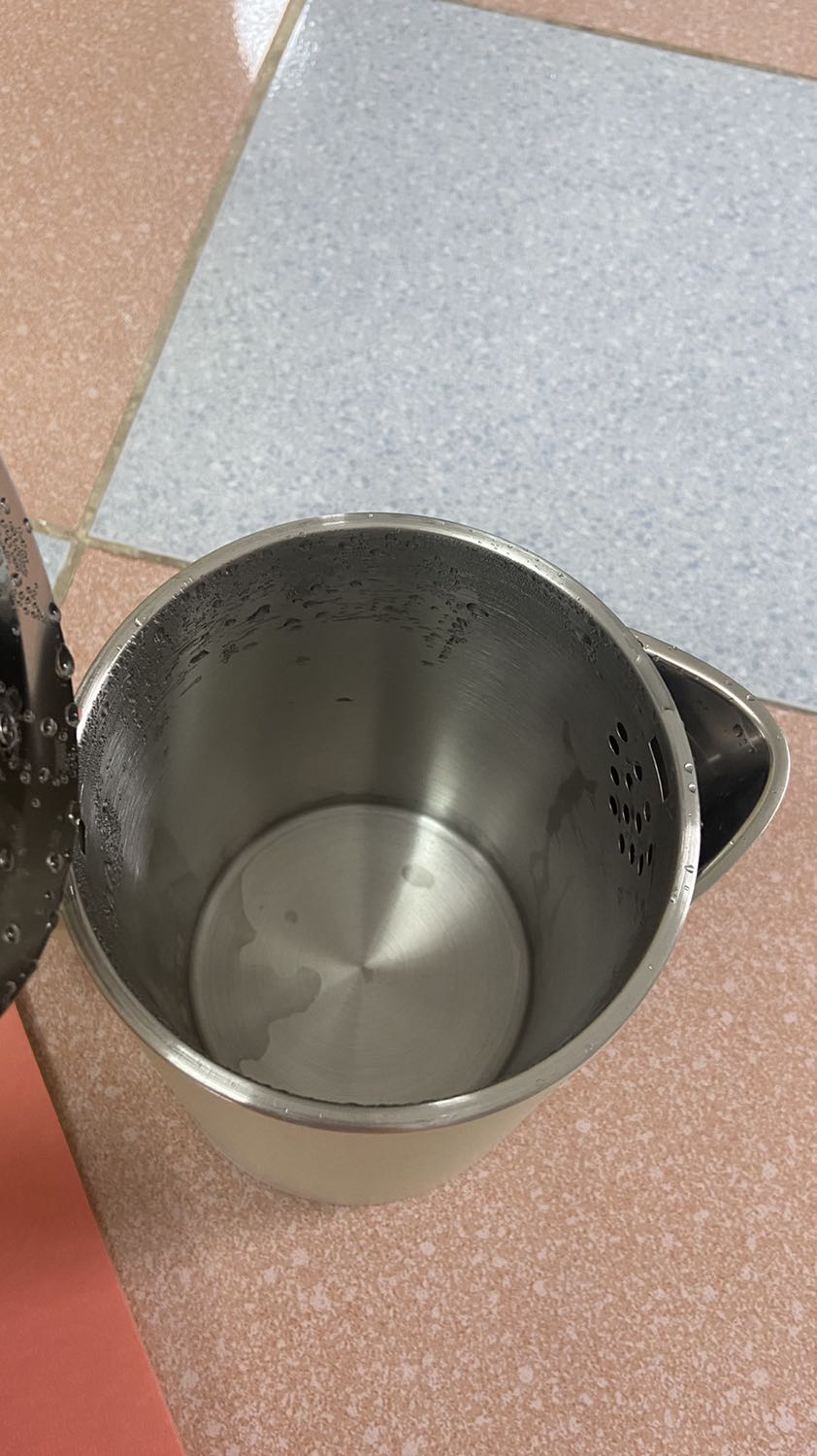 Bình to, màu xanh pastel rất đẹp.
Đun sôi 3 lần rồi đổ đi, dùng nước từ lần đun thứ 4, nước ko có mùi nhựa hay gì hết. 
Bình sôi nhanh, êm, ko bị quá ồn. 
Bình tự nhảy công tắc off khi nước sôi. 
Tiki giao hàng nhanh, cẩn thận.