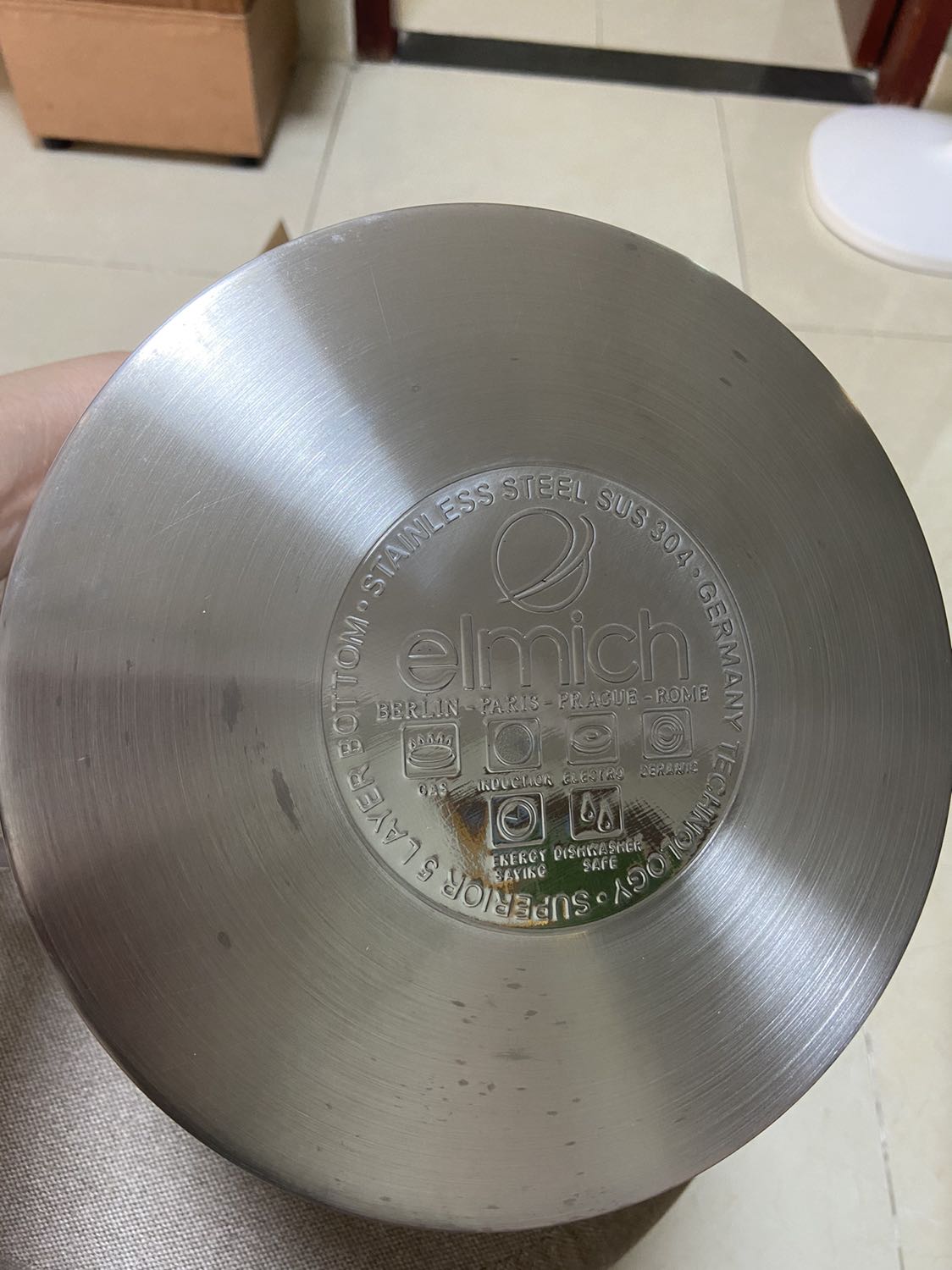 Sp đúng kỳ vọng của mình. Chắc đẹp bóng.
Chiếc rổ hơi móp 1 tí. Và khi hấp thì hơi đọng nước dưới rổ. À, tay cầm và nắp sẽ bị nóng khi nấu nhé.
