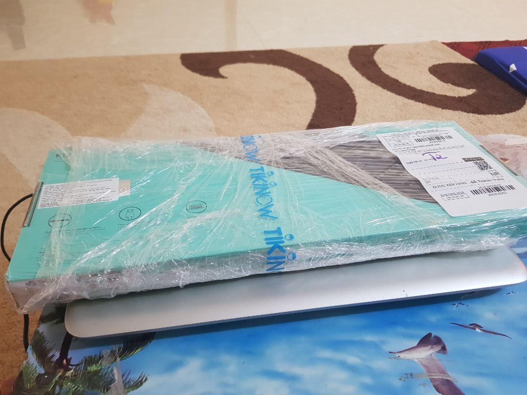 Giao hàng rất nhanh, đóng gói hộp còn bị hơi nát ở 2 góc như hình nhưng cái này khó mà tránh được.
Về trải nghiệm sản phẩm, mình *** các phím đều nhận, một số tổ hợp 2 phím, 3 phím cơ bản đều dùng bình thường. Phím gõ êm, mình cũng không hay đánh văn bản nhiều nên không rõ gõ lâu có mỏi tay không. Nói chung là trải nghiệm ổn.