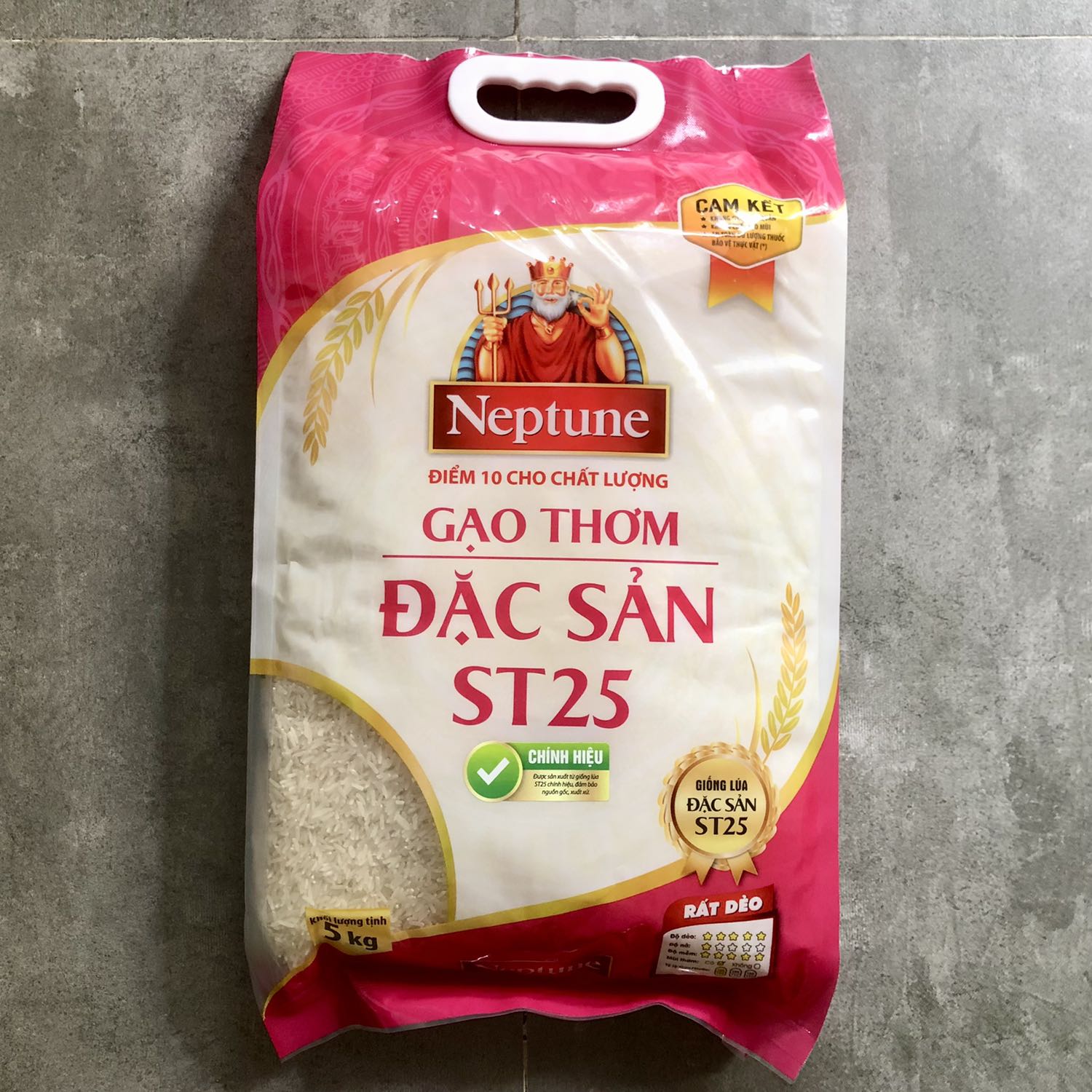 Gạo cực ngon, chất lượng không khác gì so với gạo ST25 chánh gốc của bác Hồ Quang Cua. Hình thức chuẩn chỉnh, hạt gạo dài và thon, lúc chưa nấu nhìn sao lúc chín y chang vậy. Hương vị thì đúng thật khỏi chê, không phải tự nhiên ST25 đạt giải năm đó. Thơm, mềm dẻo, đậm đà, ngồi kế bên nồi cá kho tộ nữa thì xong bữa cơm chắc là đi không nổi.