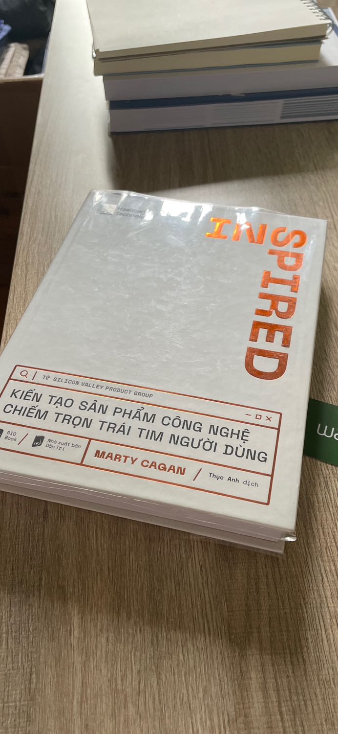5 sao vì sách Tiki bọc đẹp và rất chắc chắn. Giao hàng cũng rất nhanh. 

Inspired của Marty Cagan là một quyển sách gối đầu rất nổi tiếng cho mọi PO/PM nhưng mình khá thất vọng với bản dịch này: thuật ngữ dịch rất cứng, rất khó hiểu và gần giống với Google dịch. Đọc bản tiếng Anh sẽ dễ hiểu hơn nên mình khá tiếc vì đã mua bản tiếng Việt này. Sách còn có nhiều chỗ bỏ trống trang nữa. Mong rằng đợt tái bản trong tương lai sẽ có cải thiện chất lượng nội dung tốt hơn nha.