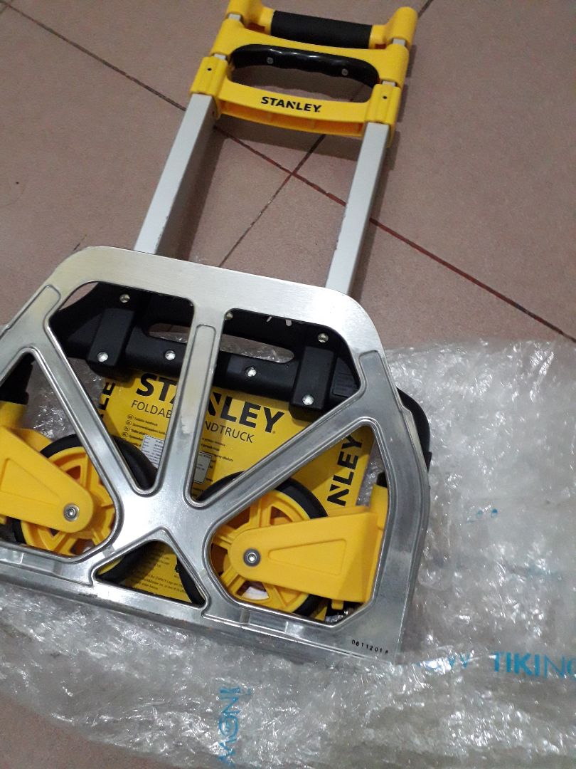 Sản phẩm nhìn bên ngoài trông có vẻ chắc chắn, nhưng khi mình nâng một chậu cây khoảng 30-35kg thì bị cong càng như hình chụp. Cái này chắc dùng cho các ông bà già kéo cái giỏ đi chợ thì thích hợp. Sản phẩm nhìn bên ngoài trông có vẻ chắc chắn, nhưng khi mình nâng một chậu cây khoảng 30-35kg thì bị cong càng như hình chụp. Cái này chắc dùng cho các ông bà già kéo cái giỏ đi chợ thì thích hợp.