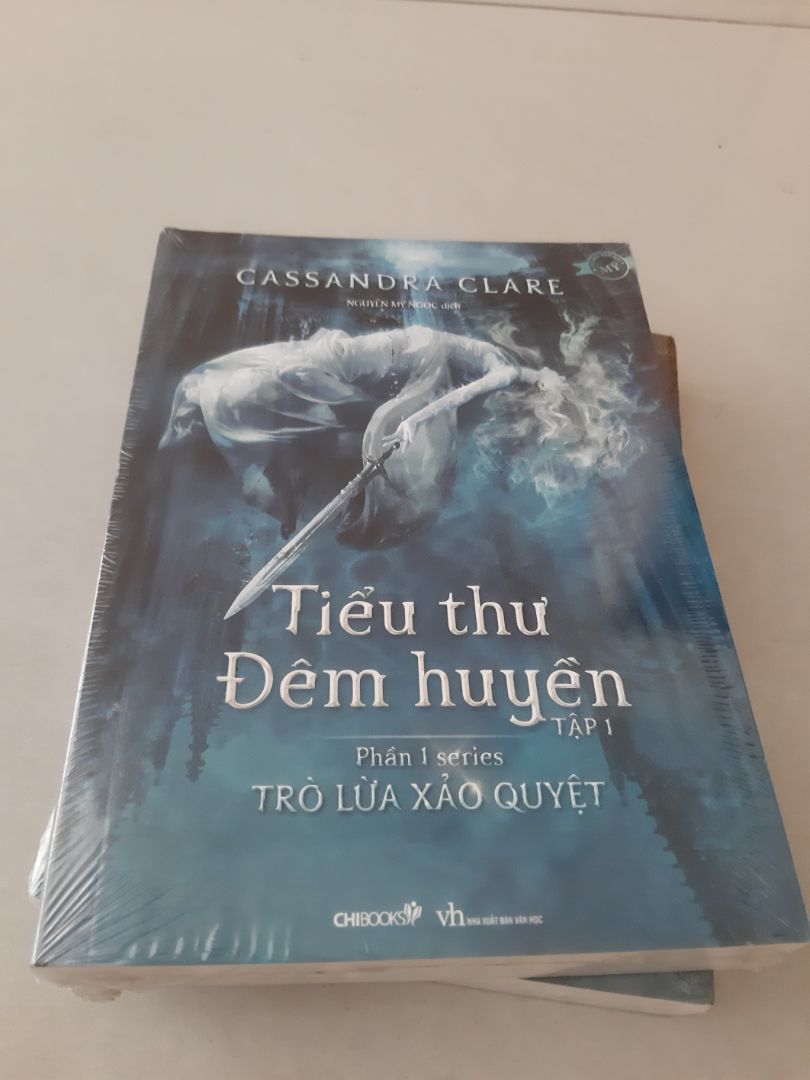 Sự quyến rũ say đắm, loạt truyện về Thợ săn Bóng đêm trong series Trò *** xảo quyệt sẽ là bộ truyện mở màn đau lòng của tác giả Cassandra Clare. Trò *** xảo quyệt, bộ tiếp theo của series ăn khách trên toàn thế giới Vũ Khí Bóng Đêm, với phần đầu tiên là Tiểu Thư Đêm Huyền.
