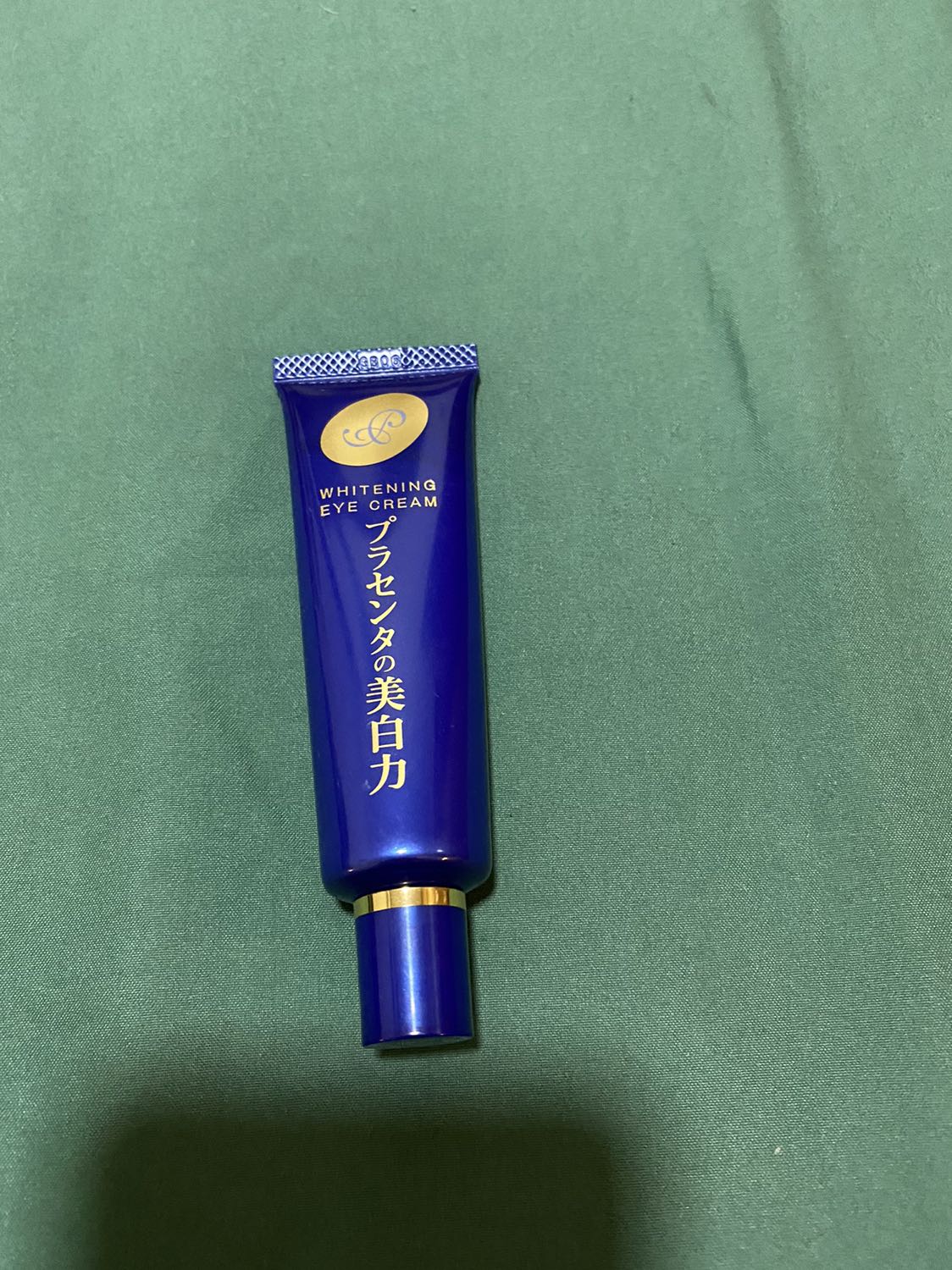 Kem dưỡng mắt hơi nhờn một chút, nhưng xài tốt. Kem dưỡng mắt hơi nhờn một chút, nhưng xài tốt.