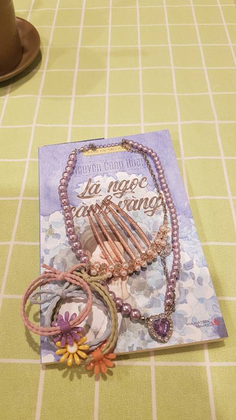 Set 3 dây chun xinh xắn cột tóc đính ngọc trai của shop màu sắc đẹp, mẫu mã tốt. Shop giao đơn hàng nhanh, bọc gói cẩn thận. Cám ơn nhiều!