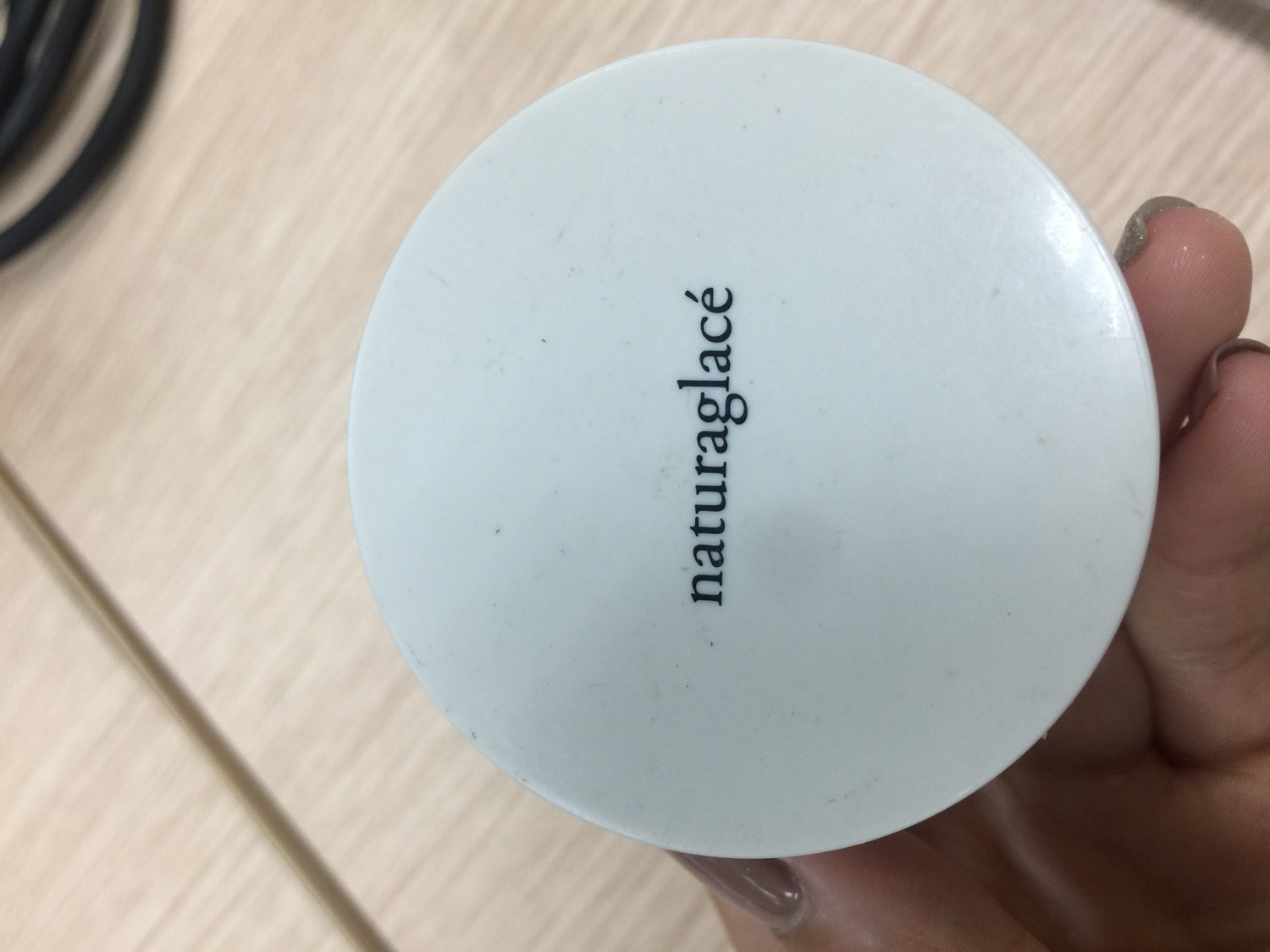 Da mình là da dầu, vô tình tìm thấy em này vì sản phẩm không chứa chì. Chất phấn mịn, kiềm dầu khá tốt, nếu cần dùng hàng ngày thì sẽ là lựa chọn an toàn vì không hại da.