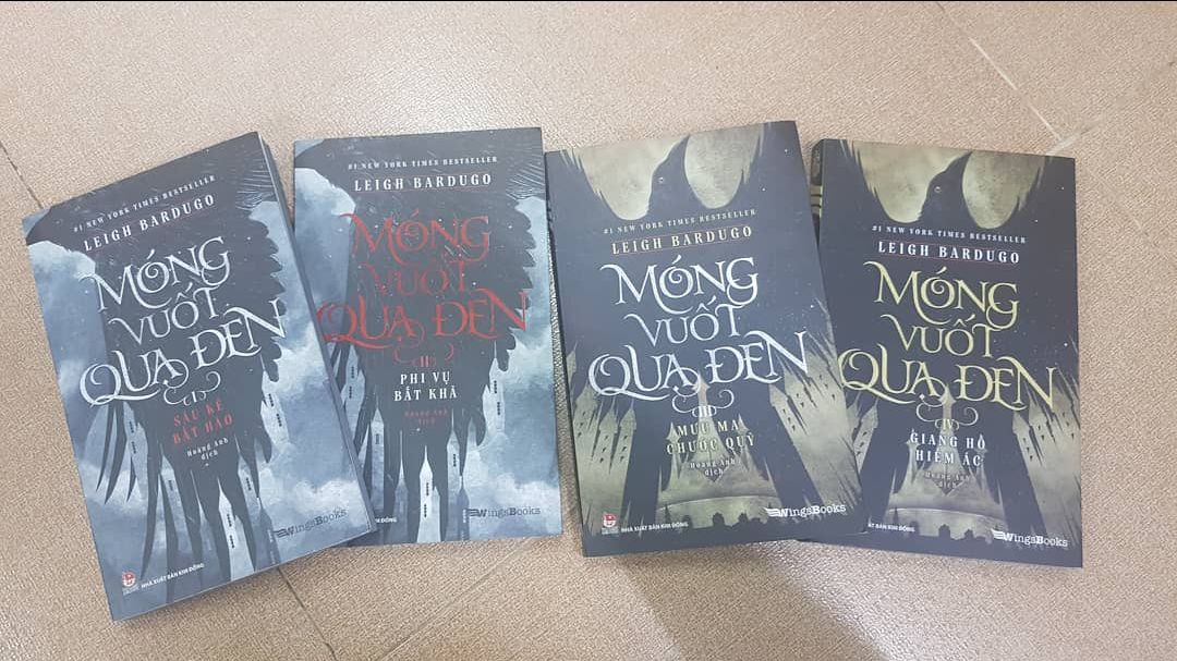 Một series fantasy, lãng mạn siêu hay!
*Tiki giao hàng kĩ, sách mới và không bị hỏng chỗ nào luôn nha*

Cũng một thời gian mình mới đọc lại thể loại này từ sau series Đỏ trỗi dậy. Và phải nói là nó cuốn cực :))))

Móng vuốt quạ đen (Six of Crows) là một trong những chuỗi sách trong Grishaverse, một thế giới phép thuật, quái vật và băng đảng được dựng ra dưới ngòi bút của Leigh Bardugo.
Lúc đầu mới đọc được quyển đầu tiên thì mình bị cuốn ngay vào cốt truyện giữa những băng đảng và phi vụ trên đường phố Keterdam rồi. Sau đấy, lúc nhận ra thì mình đã đọc mỗi ngày một quyển luôn. Nhân vật được xây dựng kĩ càng và chân thực, khoái nhất cách nhân vật được phát triển qua các pha hành động và tình tiết lãng mạn nha. Khéo quá chừng! Cốt truyện cũng vậy luôn :))) làm mình có cảm giác như Grishaverse thật sự tồn tại ý!! 

Nếu đang tìm kiếm một series mới có đủ yếu tố từ hành động, phép thuật với tình cảm thì chuỗi sách này là không nên bỏ qua nha ❤