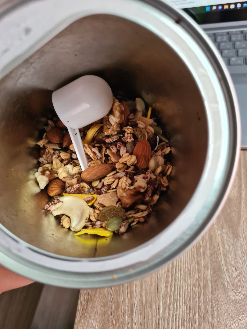 Các loại hạt không được giòn,  ỉu,  và được trộn lẫn với nho khô , dừa khô, mình không biết là nho khô, dừa khô mua ở ngoài trộn lẫn vào hay do cty sản xuất,  Lo lắng về chất lượng,  giá đắt rất nhiều