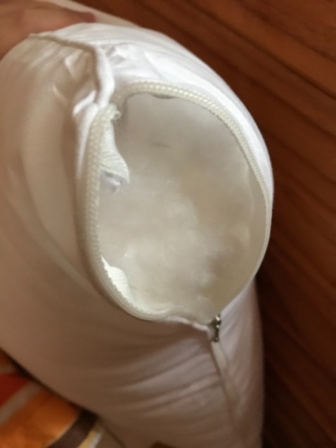 Gối mềm, rất thích. Giao hàng nhanh. Tiki báo thứ 2 mới đến mà hôm nay thứ 7 đã đến. 
Lúc mình mua là cách đây 2-3 ngày 245k mà hôm nay chỉ còn 190k. Buồn ghê! 🥲