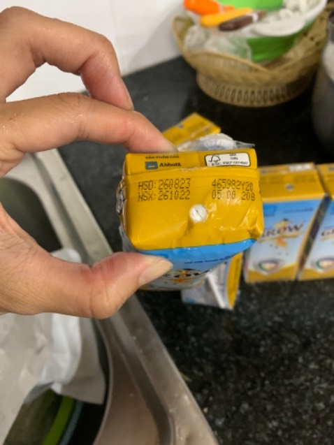 thùng sữa khi khui ra bị ướt và có mùi rất hôi, thì có 1 lóc hộp sữa bị phồng ra, nước chảy qua những lóc khác cũng có mùi làm mình ko dám lấy sử dụng cho con