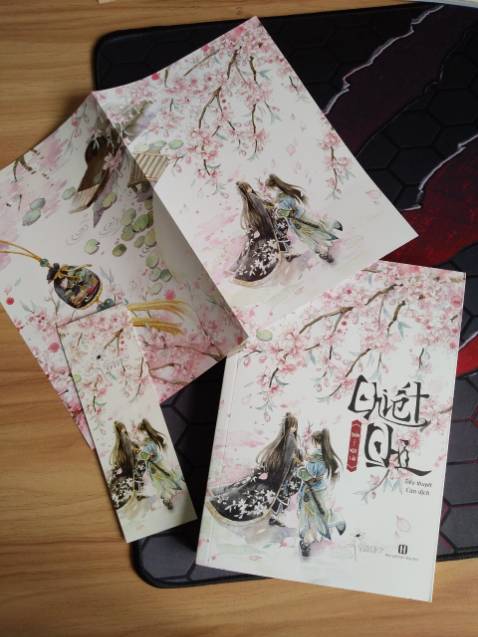 Đóng gói kĩ, giao hàng rất nhanh. Mình vừa đặt hôm nay là ngày mai đã có rồi. Chỉ là hộp hàng bị móp một xíu và phần đáy của sách lại bị dính cái gì đen đen, điều này làm cảm nhận của mình không được toàn vẹn. 4 sao ⭐⭐⭐⭐