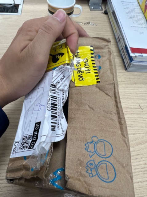 Sản phẩm có kẹp lỗi. Hàng giao hộp thì bị vỡ và bung.