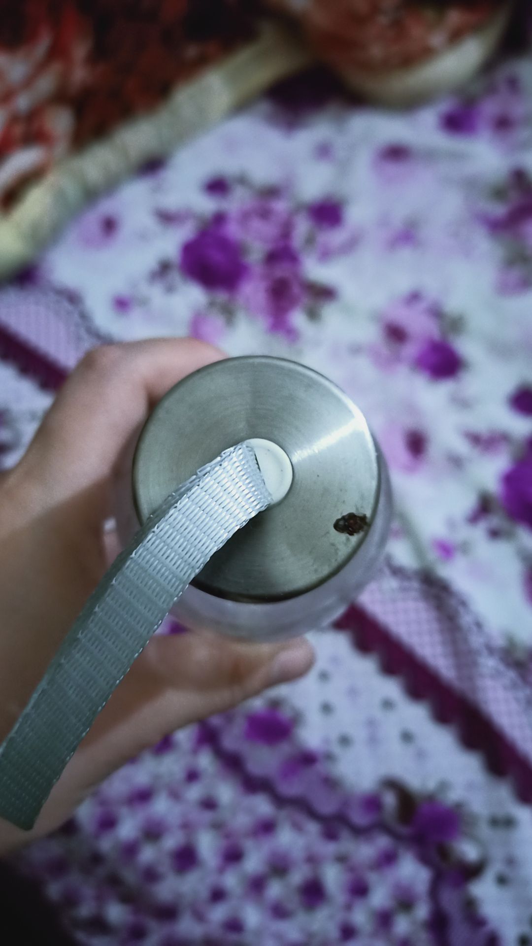 Tiki giao hàng nhanh, sản phẩm tốt, gói bọc sản phẩm cũng rất ok. Tuy nhiên có 1 bình bị bẩn, có mùi hôi. Mình mua hàng ở tiki rất nhiều lần tuy nhiên có mỗi lần này không hiểu sao lại bị  như vậy nữa.? Mong lần sau tiki sẽ chú ý hơn trong việc lấy sản phẩm từ kho để giao cho khách ạ.