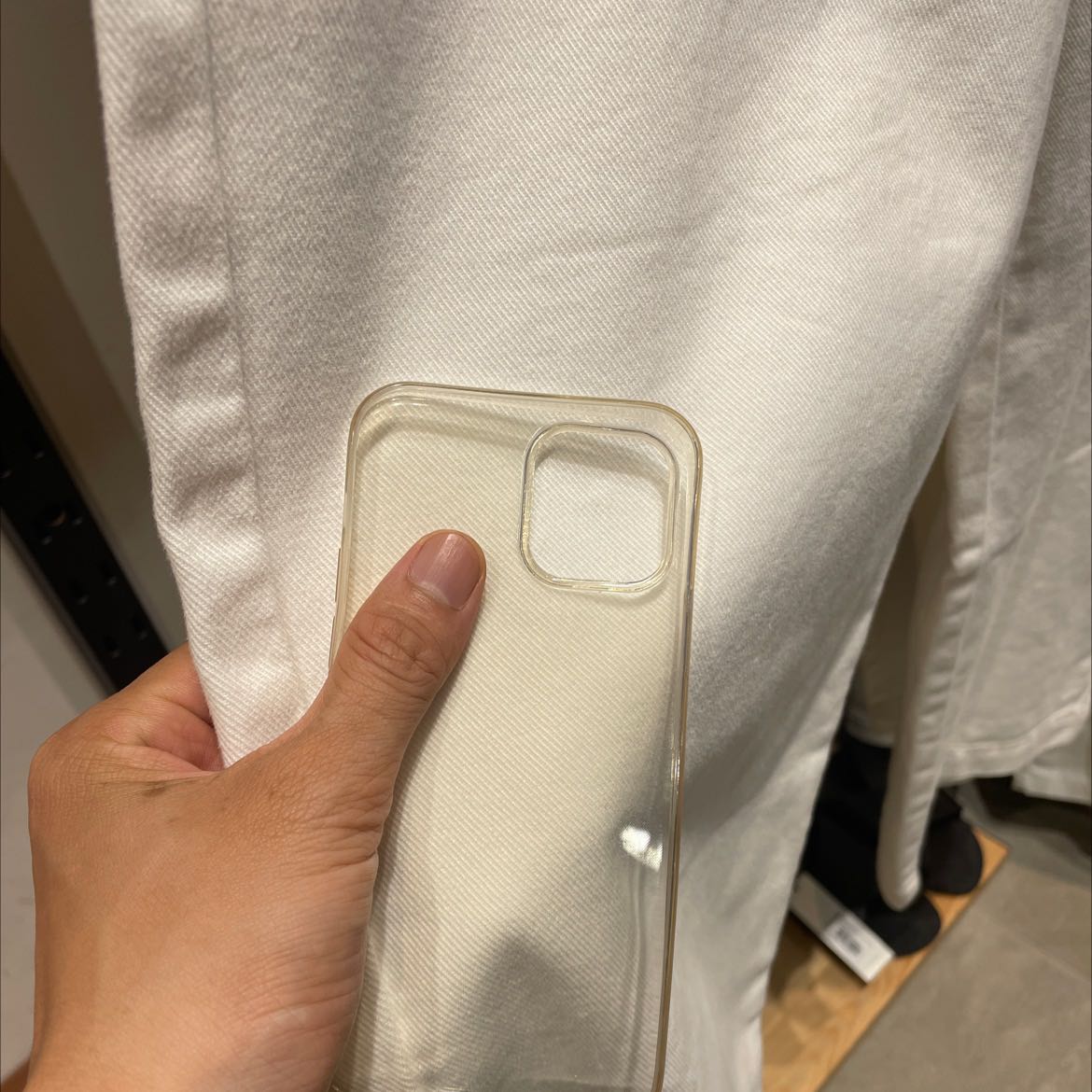 Bị ố vàng. Vậy mà quảng cáo nói không bị