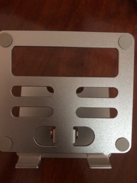 Chắc chắn, thiết kế đẹp có khe sau giúp máy bớt nóng hơn