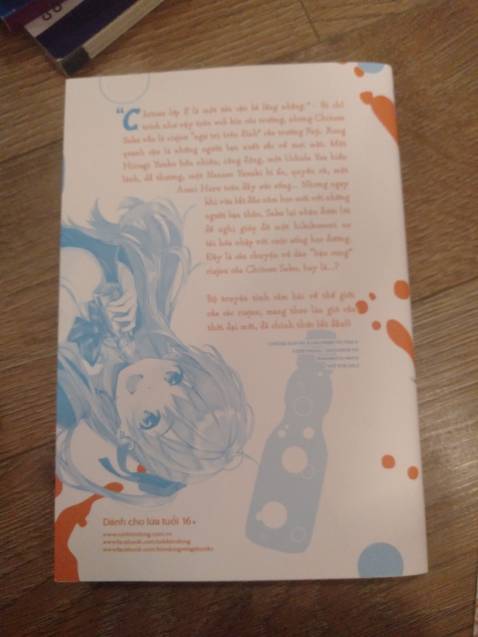 Đầu tiên cảm ơn Tiki đã giao hàng, nhanh và không bị df. Về sách, mình đánh giá hình thức đẹp, bìa áo giới hạn, obi xinh. Sách dày cầm chắc tay, giấy in khá mượt, minh hoạ đẹp nha. Nội dung thì k bàn luận gì vì mình chưa đọc, nhưng biết chắc đây là một bộ romcom rất nổi trội. Có thể nó có phần triết lý quá (như tập 1 này mình biết k có romcom gì nhiều đâu) thành ra kén người đọc (kiểu Oregairu ấy), nhưng k vì thế mà độ sâu sắc, chiều sâu nhân vật hay cốt truyện bị giảm đi phần nào đâu. Tóm lại đáng tiền, nếu được thì mua thử về đọc nha (｡•̀ᴗ-)✧