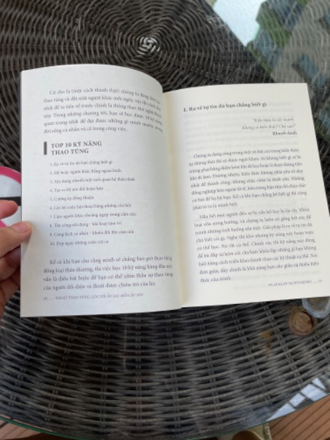 Sách mới đọc sơ qua thấy khá cuốn hút. Giao hàng rất nhanh & mua trong đợt sale nên được giá tốt