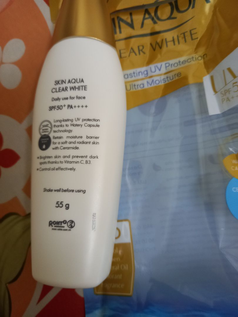 shop đóng gói cẩn thận. Mình có xài thử chai nắp xanh r mà nhỏ quá đổi sang nắp vàng xài to cho đã. 2 loại ko có khác gì nhau hết á, chỉ có nắp vàng hông thơm bằng nắp xanh thôi