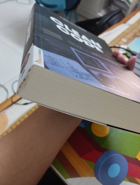 Lúc nhận bọc giấy cẩn thận. Giao hàng nhanh, nv giao hàng tốt tính nhưng mà gáy sách có keo thừa nhìn cảm giác dễ gãy gáy. Bìa sách thì cứ loang loáng kb là có phải do bìa nhiw thế k.