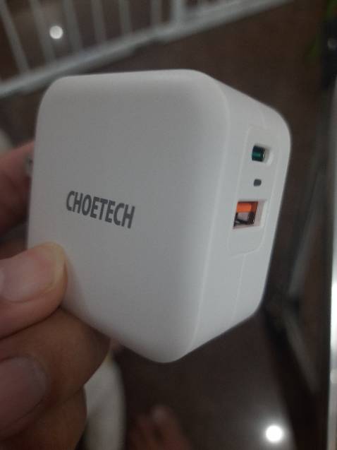 Sạc cầm chắc tay, có vẻ xịn sò nhưg dùng đc ít hôm thì chỗ cắm usb lỏg lẻo ko chặt như ban đầu, khá thất vọg!!!