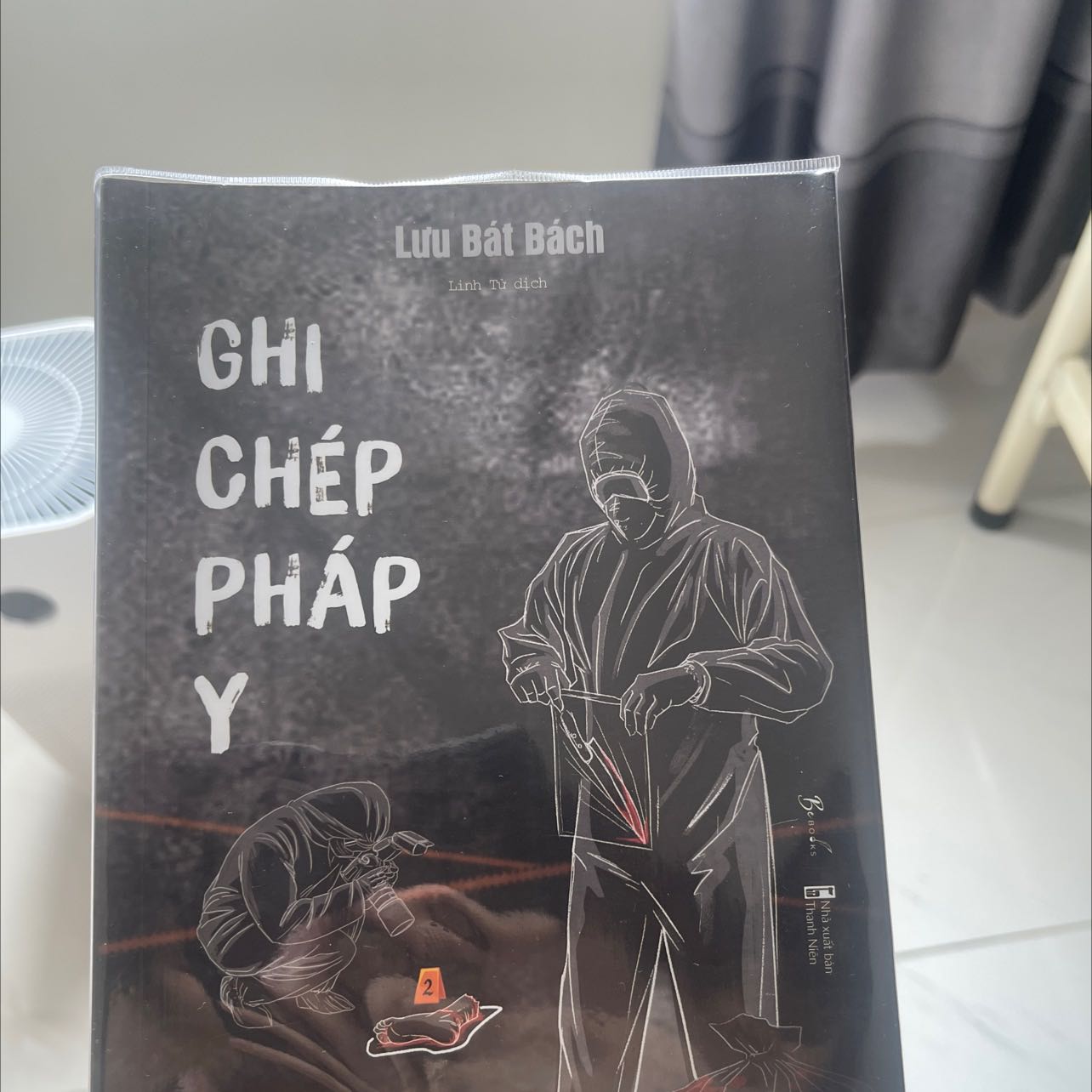 Kể chuyện ngôi thứ nhất, nhiều vụ án trong 1 quyển sách
Mấy vụ trong cuốn này hay hơn 2 tập trước của bộ ghi chép pháp y, nhưng do kể theo ngôi thứ nhất và dạng kể lại vụ án đã xảy ra, nên mình đọc đôi khi cũng hơi nhàm chứ hong hồi hộp gây cấn