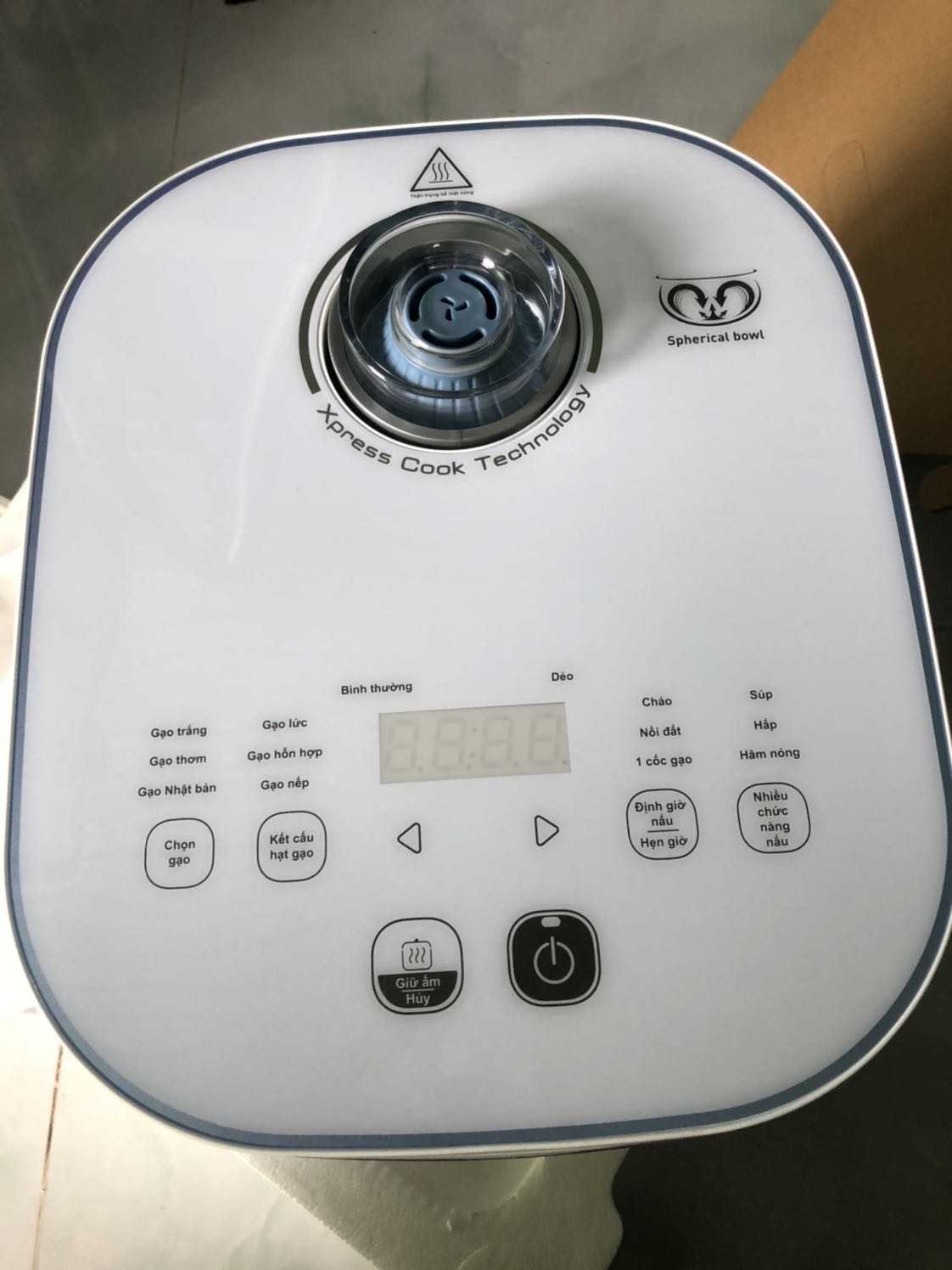 Nồi đẹp nấu cơm ngon . Mềm cơm mà không bị nát . Chống dính tốt . Nắp hơi hở mà khắc phục dc . Vào đây có video khắc phục https://youtube.com/channel/UCrRm10Bm40-XiDdCgQSVZ1Q . Nồi nấu đọng nước hơi nhiều 😀😀