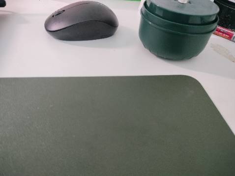 Dễ dễ Di chuột trơn láng dùng rất thích. Thảm da rộng nên mình để được cả máy tính lót chuột và nhiều thứ khác nữa. Ship hàng nhanh và nhà bán phục vụ tốt