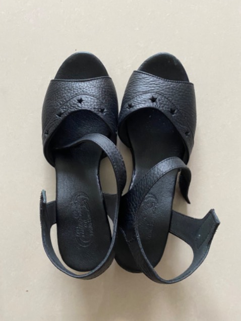 Giày mang êm nha, nếu mà mũi giày dài hơn một chút nữa là xuất sắc luôn, vì sẽ giúp kéo dài chân hơn, ahihi (à nhớ mua đúng size chân, đừng tăng size) Giày mang êm nha, nếu mà mũi giày dài hơn một chút nữa là xuất sắc luôn, vì sẽ giúp kéo dài chân hơn, ahihi (à nhớ mua đúng size chân, đừng tăng size)