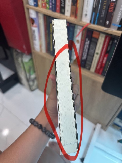 Hai trong ba quyển giao cho mình bị cũ và bẩn quá trời bẩn :( như sách cũ lun.
Cụ thể là 2 quyển : *** tía và bẩn cũng tốt ( bẩn thiệt )