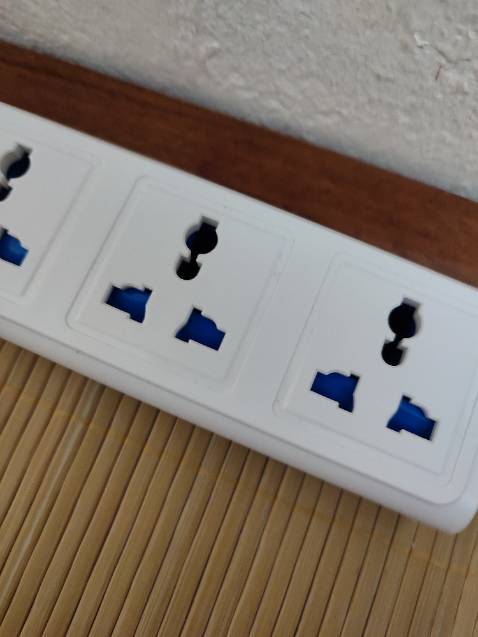 Chất liệu nhựa với cách bắt vít thì cảm quan là bền và chắc chắn, ổ cắm cũng có nắp che nên khá an toàn với trẻ nhỏ, dây cáp dày và chắc chắn. Nếu có yếu điểm thì chỉ có thể kể đến màu trắng dễ bám bẩn (dù nhìn khá đẹp) với nhìn cái chỗ đầu cắm usb nhìn hơi trống, thêm 2 đầu cắm nữa cho thành 4 cho cân thì ngon hơn 🤣