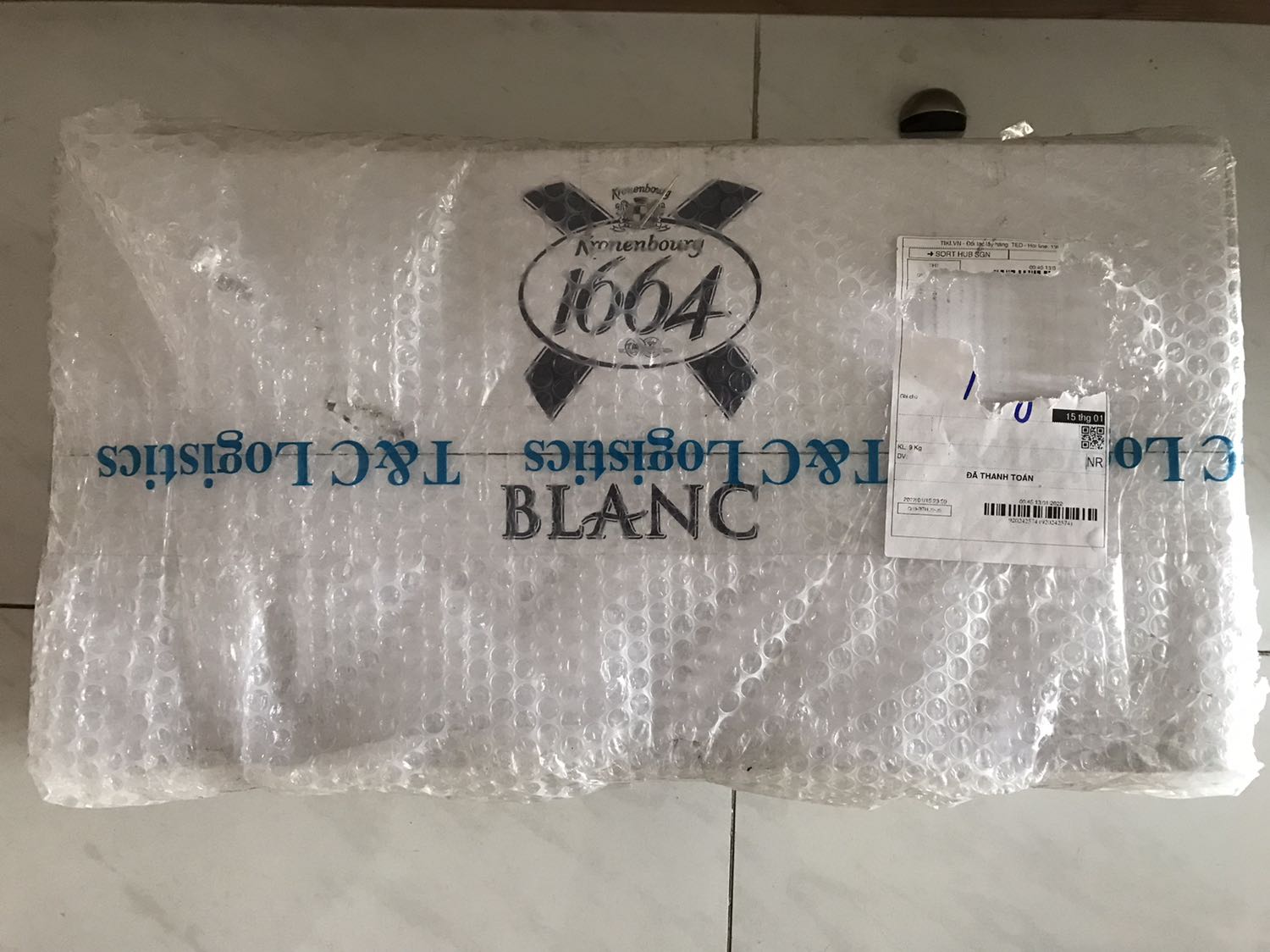 Tiki giao thùng bia Kronenbourg 1664 và quà tặng 4 ly rất đẹp được nhà sản xuất đóng gói kỹ để tránh vỡ ly thuỷ tinh. Do mỗi ly đóng trong cùng lốc 6 lon bia, nên kích thước lớn hơn thùng bia 24 lon thường. Bia có hạn sử dụng đến 25/11/2022.