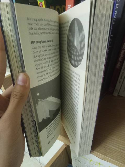 Sách dày hơn 600 trang, có nhiều ảnh màu, giấy tốt, nội dung rất hay và cuốn hút. Ai đam mê thiên văn học mà thích đọc kiểu văn lãng mạn 1 chút thì nên mua nhé