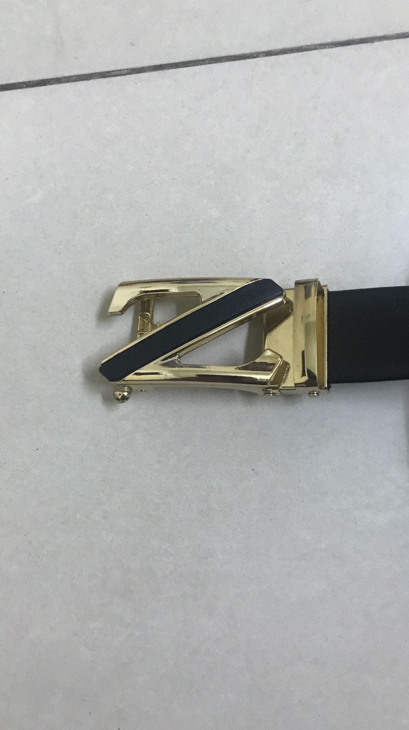 Thắt lưng mặt đẹp, trông đơn giản nhưng chất, đẹp khỏi chê. Dây da dài và mềm mại. Thiết kế khoá tinh tế dễ đeo. Đường may tỉ mỉ. Một sản phẩm giá rẻ nhưng chất khỏi chê luôn. Hàng tốt đáng mua. Ủng hộ shop.❤️❤️