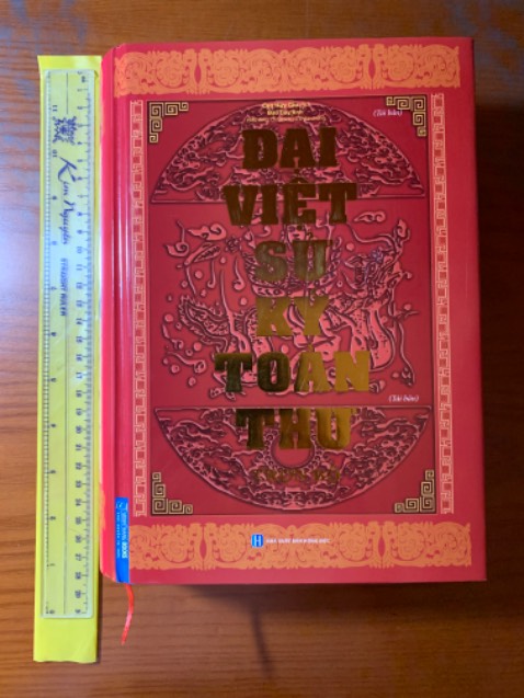Sách vừa đẹp vừa là một tài liệu quý để mình hiểu rõ về lịch sử Việt Nam. Các sự kiện được diễn giải theo thứ tự thời gian từ thời Hồng Bàng đến thời Hậu Lê.