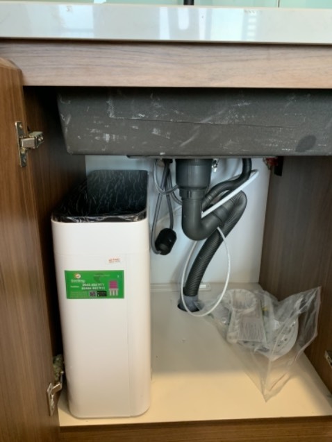 nhân viên nhiệt tình tận nơi lắp đặt, giao hàng nhanh gọn, máy chạy ổn, nước sạch, vote cho shop 5 sao.