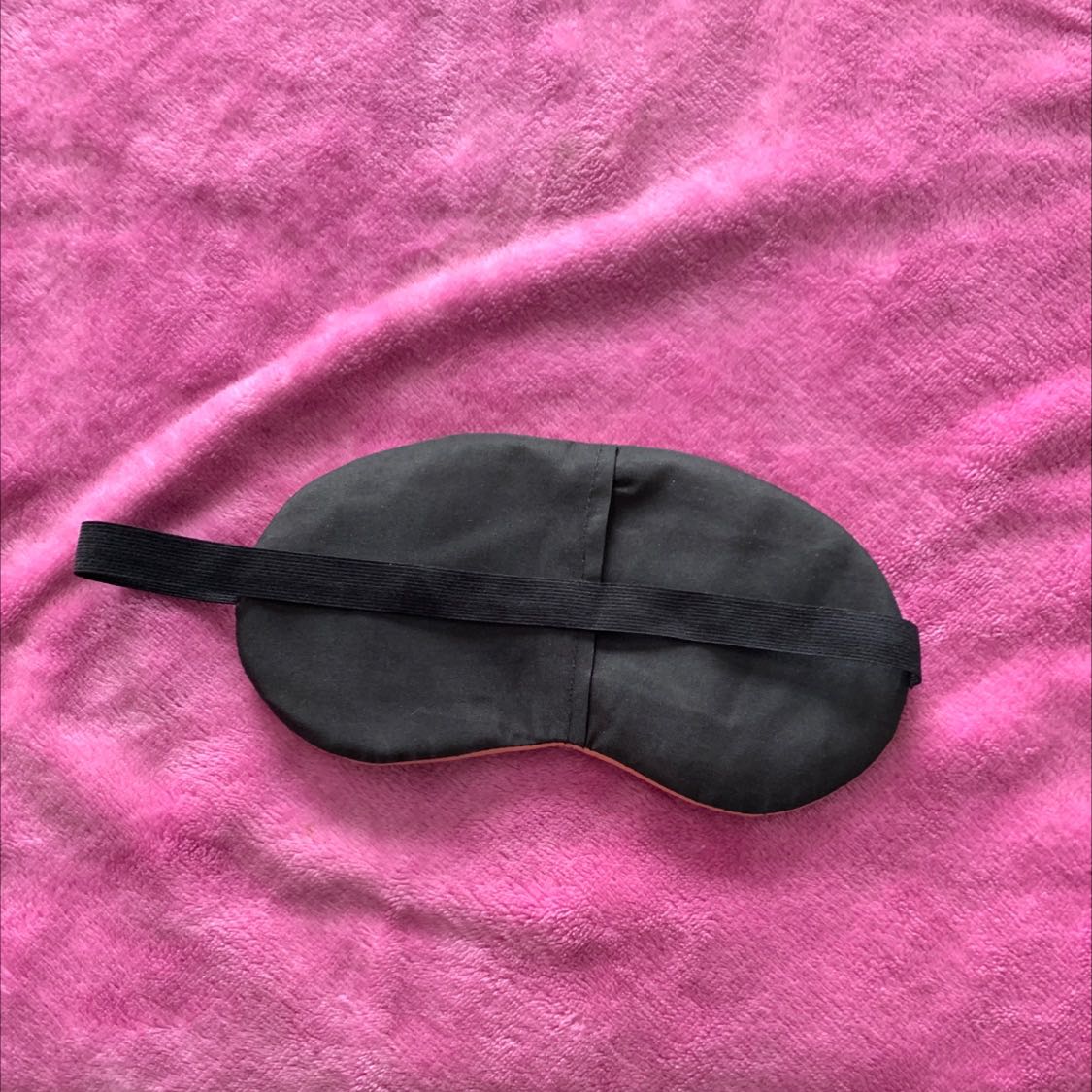 Mình mua 2 cái giống nhau.
1 cái màu hồng và 1 cái màu nâu cho ba.
Có gel mát mát.
Giúp người trẻ và người già đều dễ chịu.