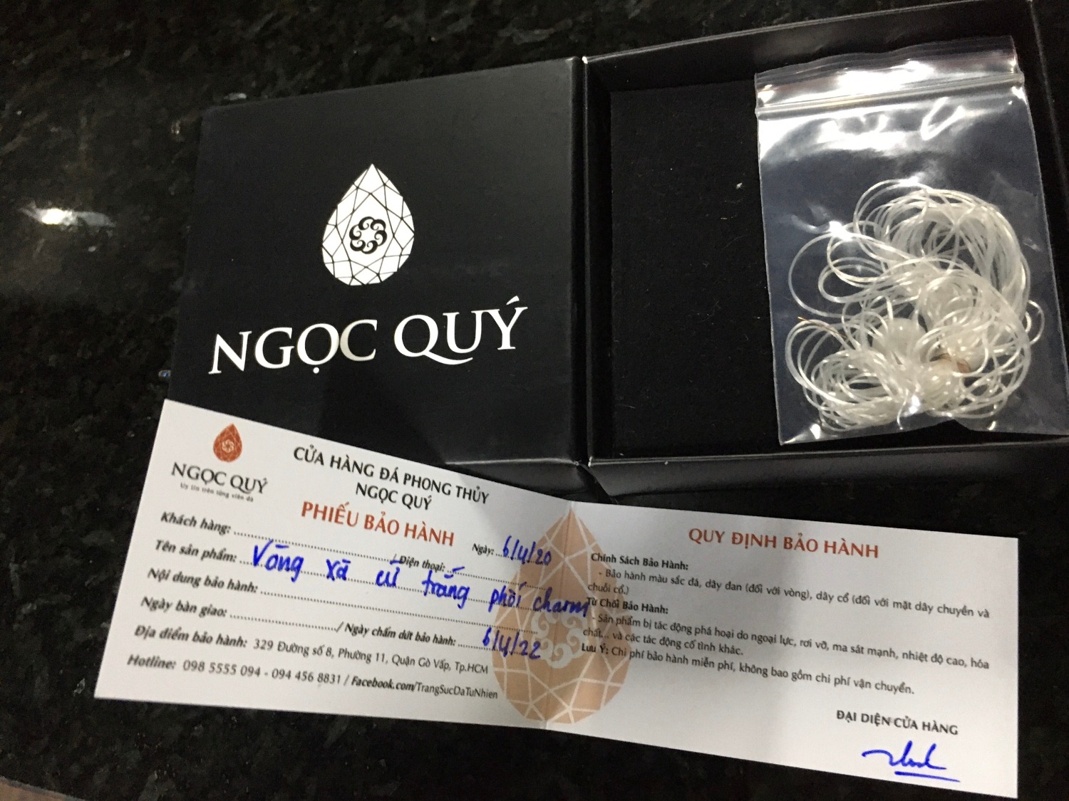 Vòng bên ngoài đẹp, điệu đà. Gói cẩn thận. Thêm sợi dây và 1 hạt nữa chắc phòng khi đứt hay tay rộng có thể xỏ thêm. Nếu dư tiềng sẽ mua tiếp hihi