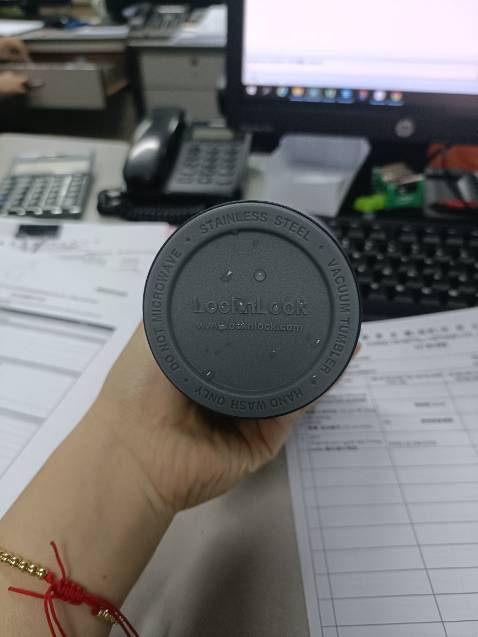 Bình đẹp,cầm chắc tay,bên ngoài nhám chống trượt,nắp bình chắc chắn.rất ưng ý,nên mua nha mn.tiền nào của đó thôi. Lock &Lock thì khỏi chê rồi còn độ giữ nhiệt được bao lâu thì chưa dùng nên chưa bít.