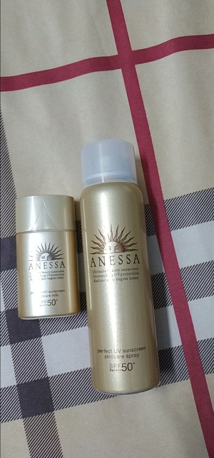 Tinh chất dưỡng da mịn mượt Giữ ẩm & Dưỡng da - Moisturizing: Hyaluronic Acid, Glycerin
Cho lớp biểu bì: Chiết xuất Hoa Hồng Dễ dàng xịt lại để tăng cường lớp bảo vệ! Có thể xịt từ nhiều hướng, xịt sau khi makeup và xịt cho cả tóc. Dễ dàng làm sạch với xà phòng hoặc Sữa Rửa Mặt .Công thức với mùi hương thanh mát từ Cam, Quýt.