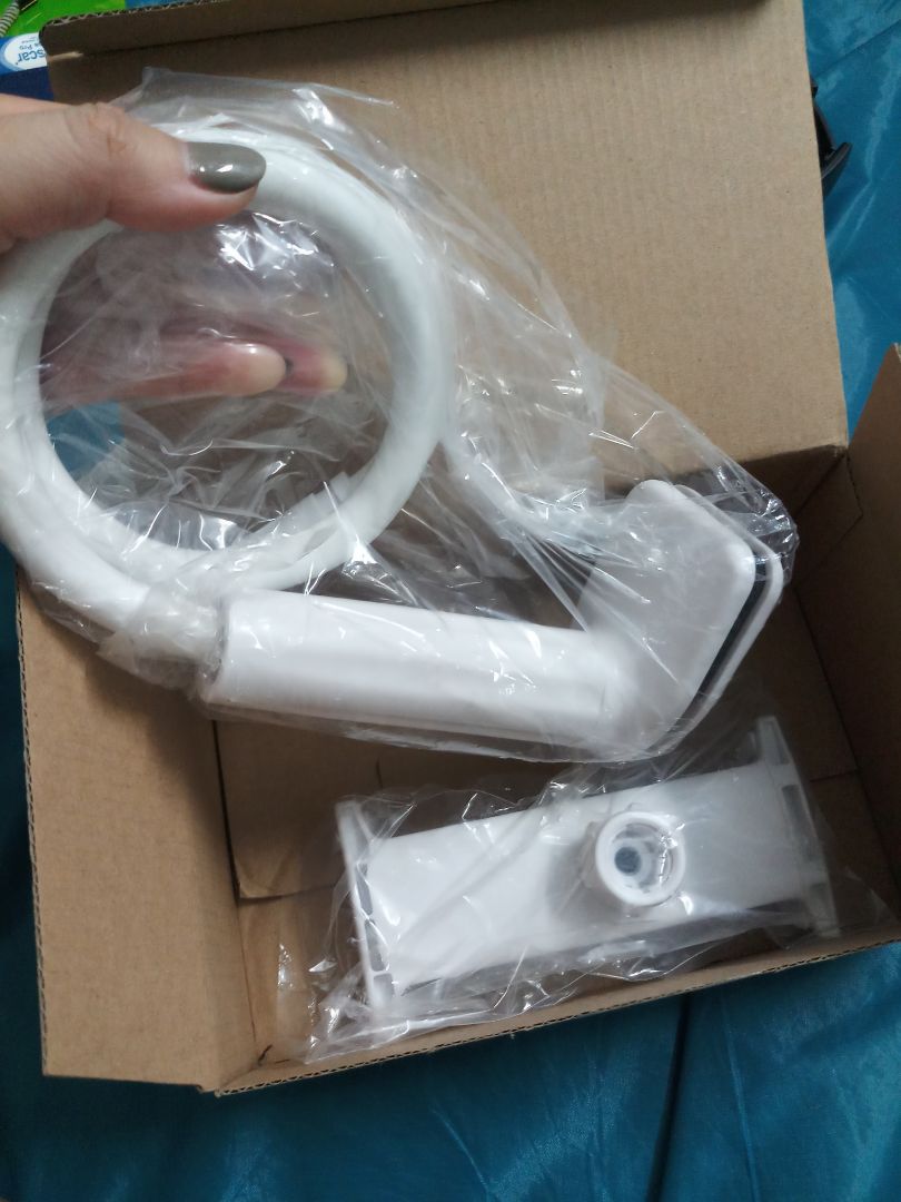 chất liệu dày dặn và thực sự cái đoạn uốn uốn vòng xoáy để xoay vặn nó cứng lắm các bạn ạ . nhưng mục đích của nó là ko để bị rung khi kẹp ipad hay tap nặng lên kệ kẹp =)) 
mình gắn thử thì thấy rất tiện khi nằm xem phim hay ngồi bàn đọc sách mà có ipad bên cạnh để dịch hay tra cứu gắn vào kệ trên bàn theo chiều tầm mắt dễ chịu . 
Xứng đáng để mua í. chứ ko ẽo ọt như 1 số cái :)) 
Nếu nó dài hơn chút thì càng tiện hơn nữa nhé. Cám ơn tiki và shop đã bọc hàng siêu cẩn thận cho mình . nhận hộp mà như hộp quà vậy, rất chỉn chu ko.méo mó hay bị rách gì ^^